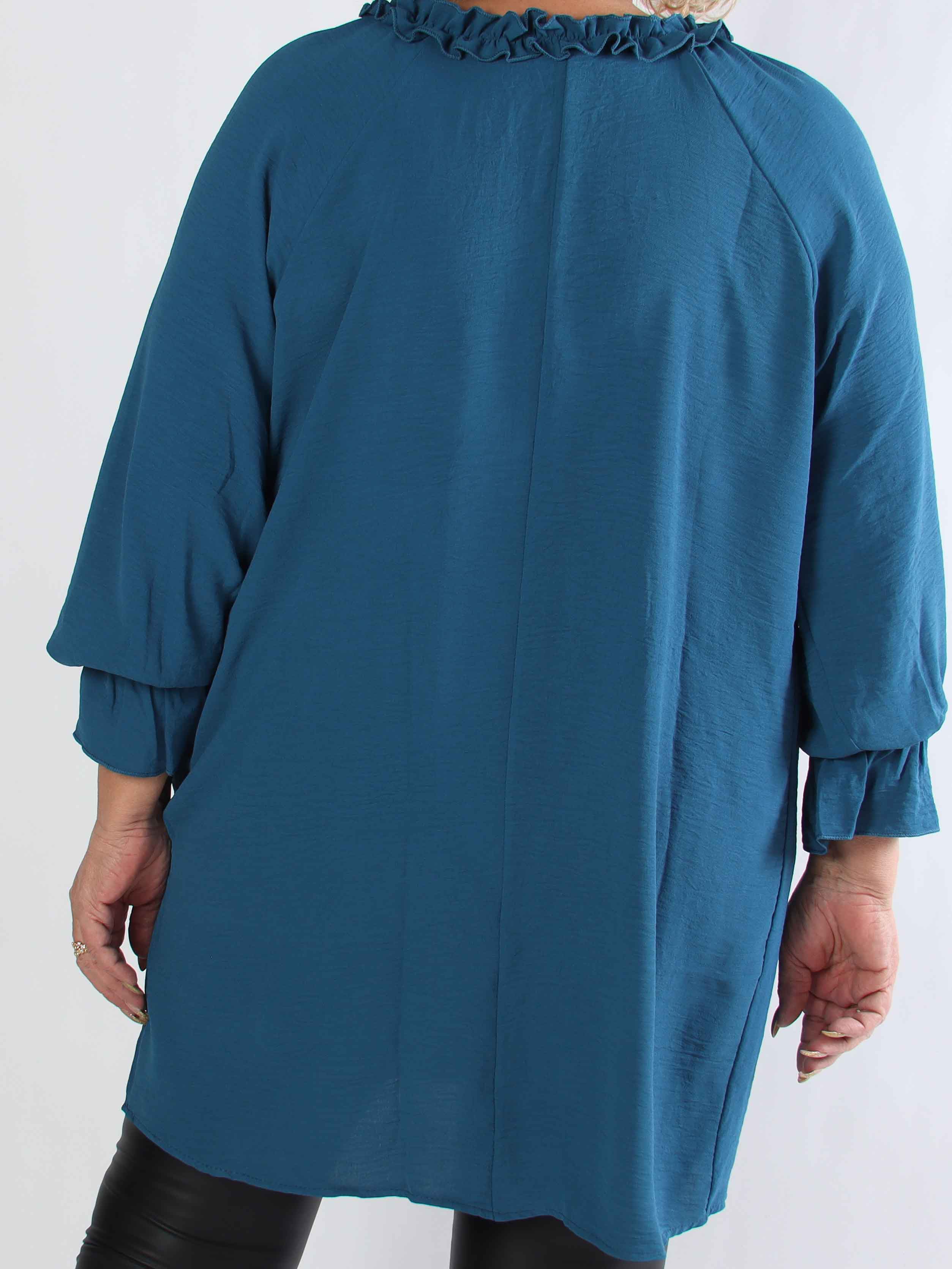 Waleria - Sød plus size kjole i viskose med fine flæsedetaljer